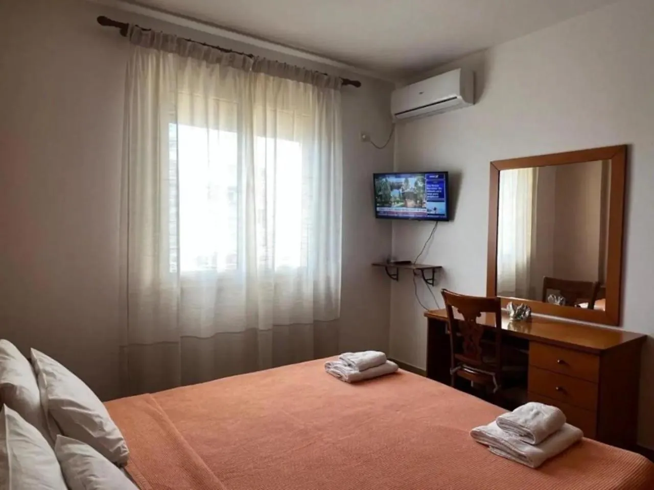 Spacious Beachside Apartment By Apartmentsvloraholidays