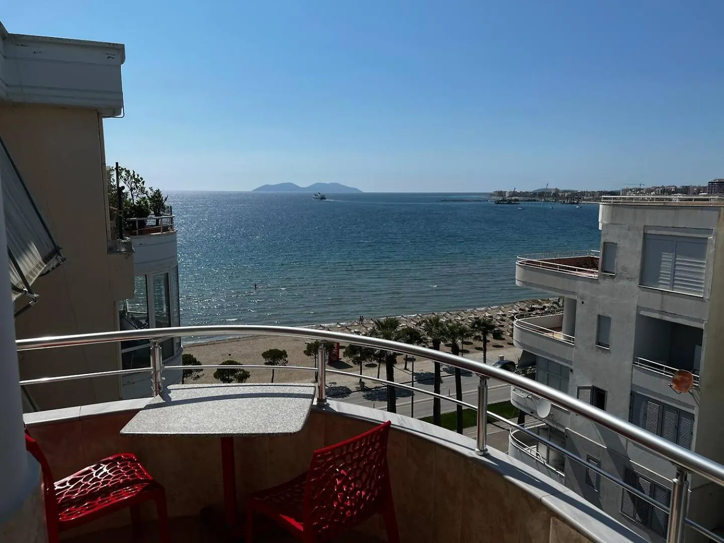 Spacious Beachside Apartment By Apartmentsvloraholidays